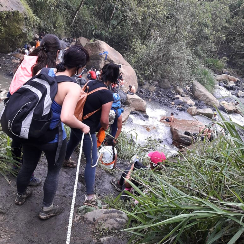 Bajando a la Cascada salto de las  Monjas