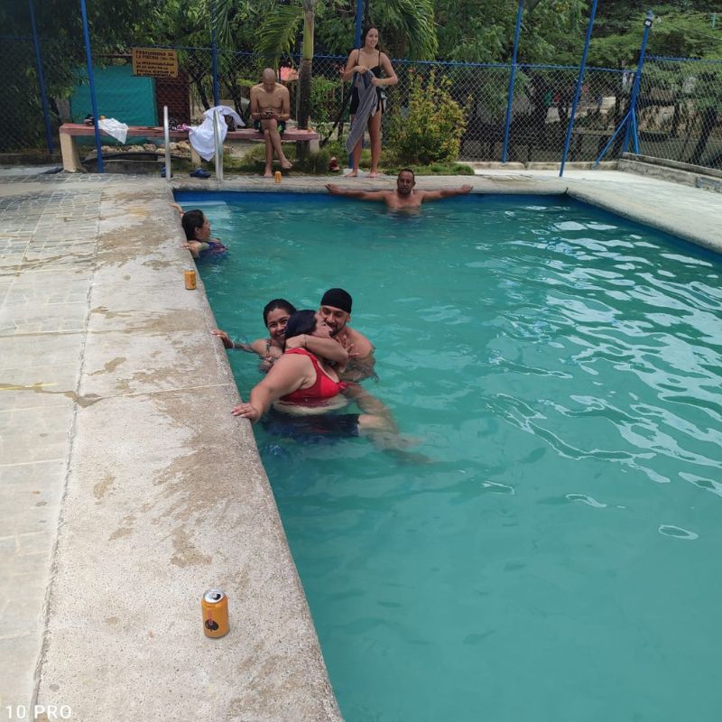 pasadia-en-el-desierto-tiempo-en-piscina